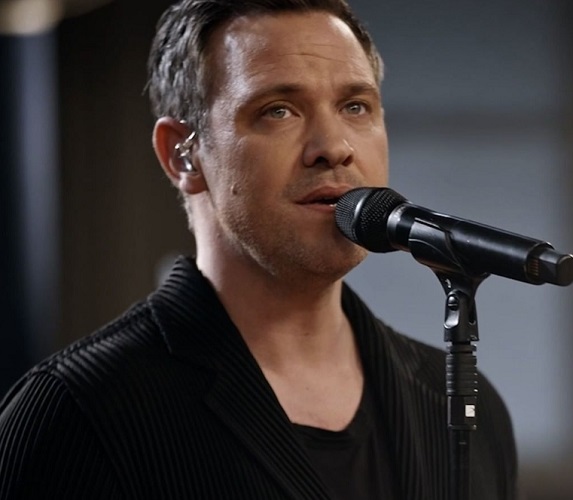 Will Young - Vencedor da primeira edição do programa "Pop Idol", o ator e cantor afirmou em 2009 que praticava ballet três vezes por semana na academia Dance Attic.