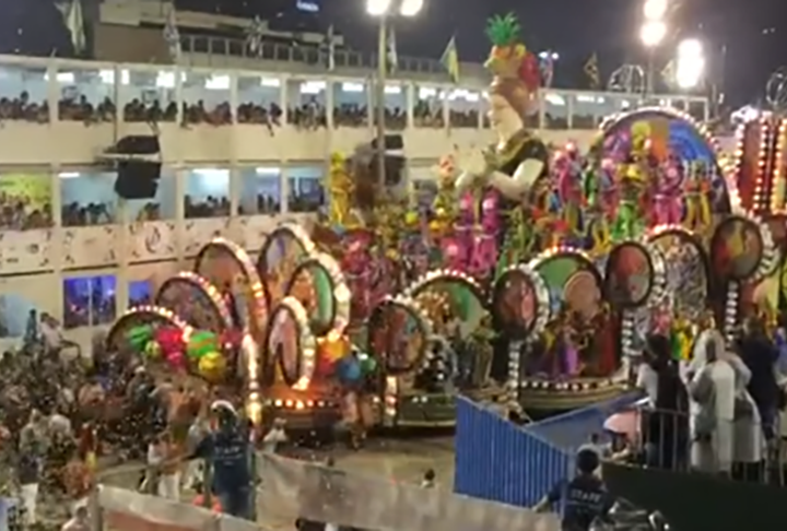 <p>Em 26 de fevereiro de 2017, 20 pessoas foram imprensadas por uma alegoria desgovernada da Paraíso do Tuiuti, no Rio. O carro bateu na grade do setor 1 da Marquês de Sapucaí quando fazia uma curva.</p>
