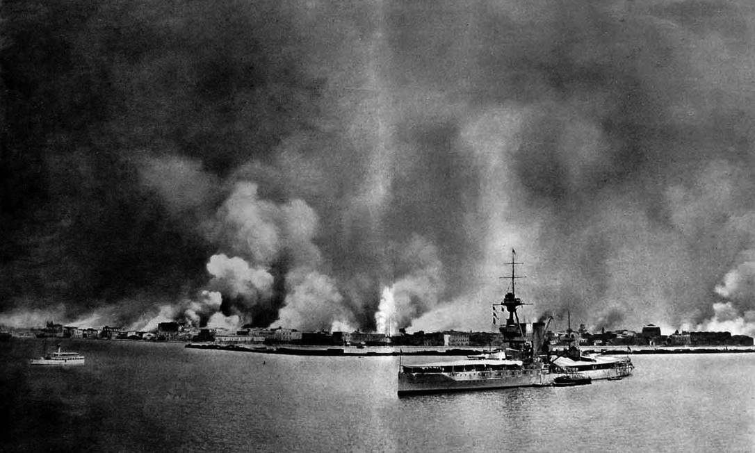 Na mesma época, entre 500 mil e 950 mil gregos cristãos também foram assassinados. Na foto, a cidade de Smirna destruída em ataque turco contra assírios e gregos em 1922. 