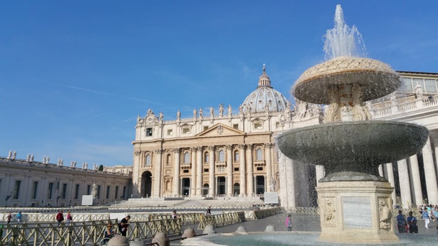 Basílica de São Pedro (1506-1626): Localizada no Vaticano, é uma das maiores igrejas do mundo, projetada por artistas como Michelangelo, que esculpiu a cúpula-Domínio público / pxhere.com