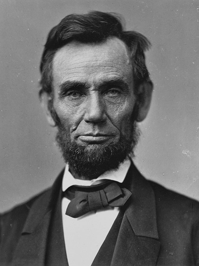 Segundo dos três filhos do casal Thomas Lincoln e Nancy Hawks Lincoln, Abraham Lincoln foi viver com a família em Indiana ainda na infância após o pai perder todas as suas terras em uma disputa judicial. 
