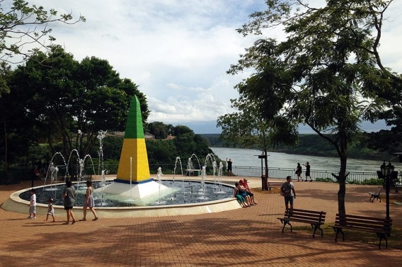 No extremo oposto, o Marco das Três Fronteiras une Brasil, Argentina e Paraguai em Foz do Iguaçu, no Paraná. 