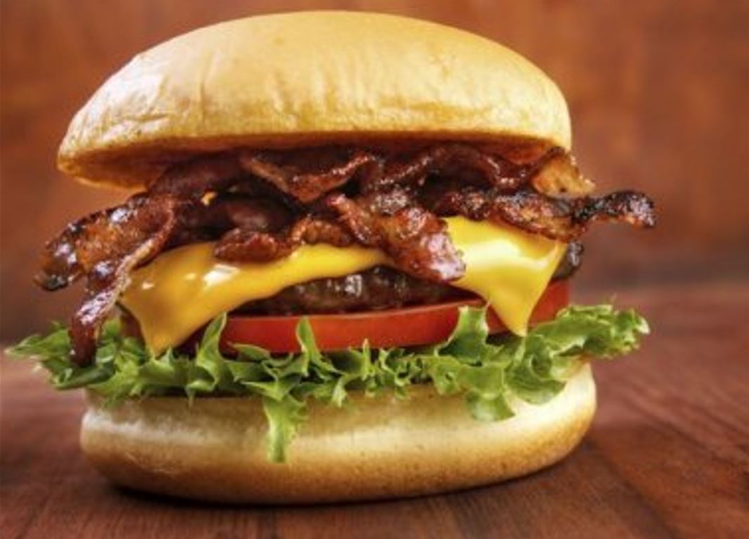 <p>Alimentos muito gordurosos, como frituras e fast food, exigem que a digestão seja feita de forma lenta. Isso provoca uma sensação de peso e desconforto na hora de deitar.</p>
