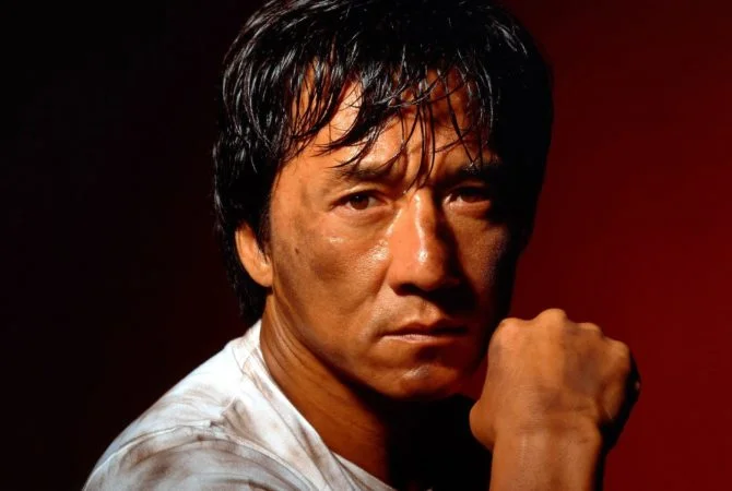 Jackie Chan de volta ao cinema: vida confurbada do ator renderia um filme