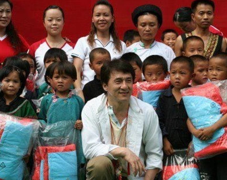 Jackie Chan e a filantropia - Foto: Facebook