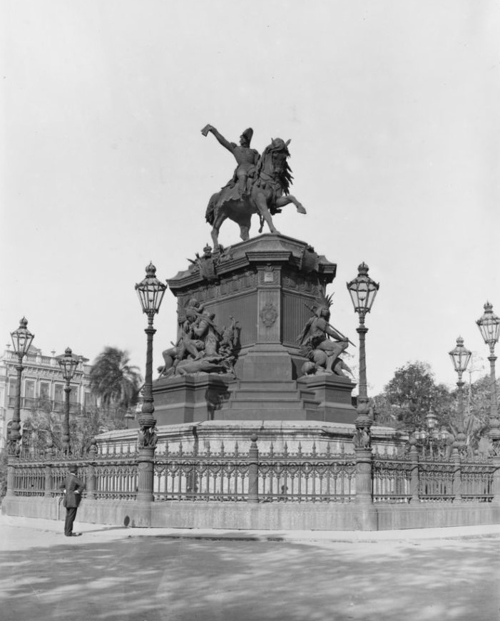 Mas a estátua situada no meio da praça não é de Tiradentes, e sim de Dom Pedro I. Na foto, o monumento na época em que a área se chamou Largo do Rocio. 