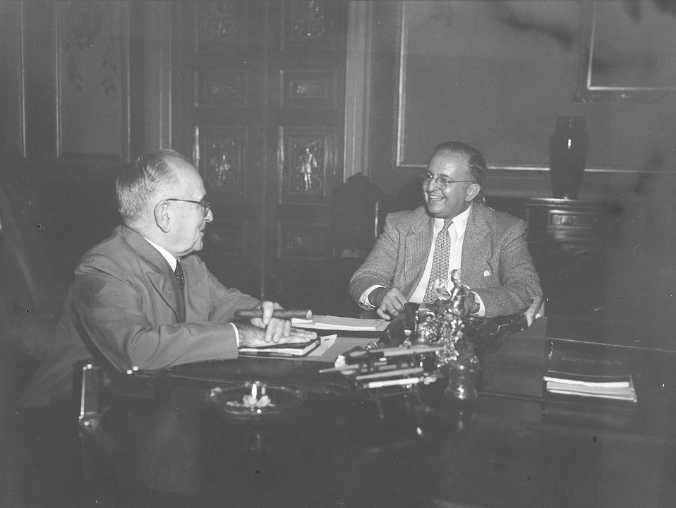 <p>Em 1955, apenas um ano após sua morte, a indústria já respondia por 30% do PIB brasileiro. Esse avanço expressivo contrastava com os modestos 10% registrados em 1930, evidenciando seu impacto econômico.</p>
