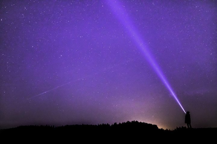 Uma delas é "Astrolab", disponível no Globoplay. A série documental aborda com mais detalhes os planetas do Sistema Solar, além de episódios sobre lixo espacial, meteoros, estrelas, etc...
