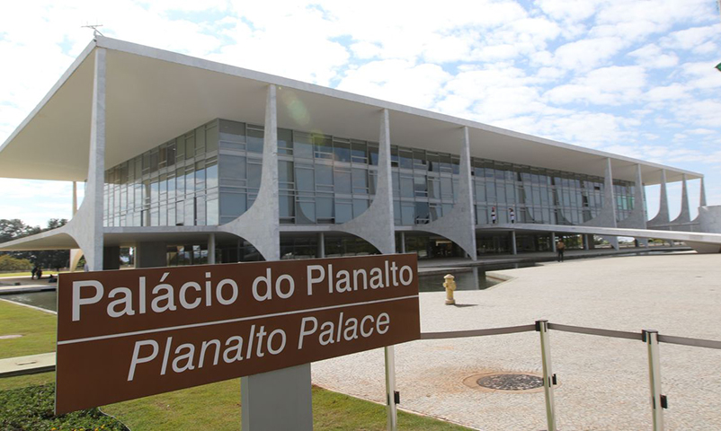 Palácio do Planalto (1960)

Também projetado por Niemeyer, é a sede do governo brasileiro e residência oficial do presidente. Sua estrutura em concreto e vidro simboliza o poder e a modernidade de Brasília. - Fabio Rodrigues Pozzebom / Agencia Brasil