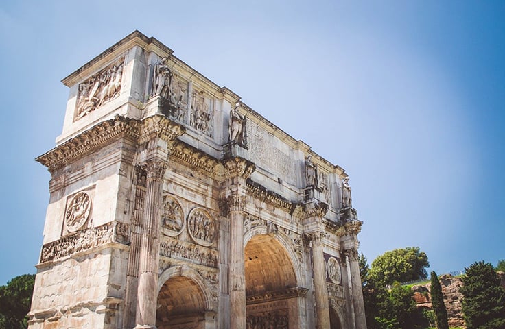 Arco de Constantino: Inaugurado em 315, foi construído para celebrar a vitória do imperador numa batalha. Este arco triunfal fica entre o Coliseu e o monte Palatino. Esculturas de monumentos mais antigos foram colocadas no arco, contrastando com peças feitas na época da inauguração.-lorenzogallo / pixabay.com