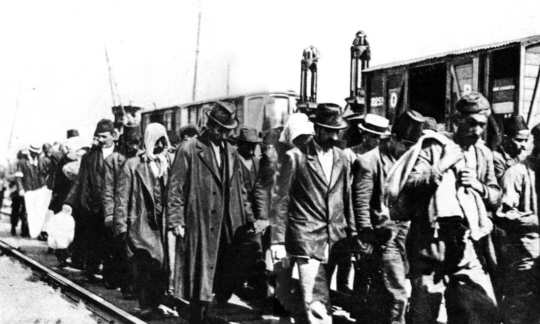 O Império Otomano, entre 1913 e 1922, eliminou 70% da população assíria que vivia na Mesopotâmia - região que hoje corresponde ao Iraque, Irã e Jordânia. Foram 500 mil a 700 mil mortos. 