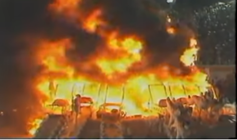 <p>A atriz Leila Amorim, destaque na alegoria, se jogou e foi amparada por integrantes da escola. Esse é considerado o maior incêndio num desfile na Sapucaí do Rio de Janeiro.</p>
