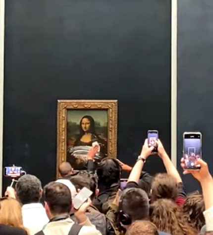Quadro sendo limpo -   Monalisa sofre tentativa de vândalismo