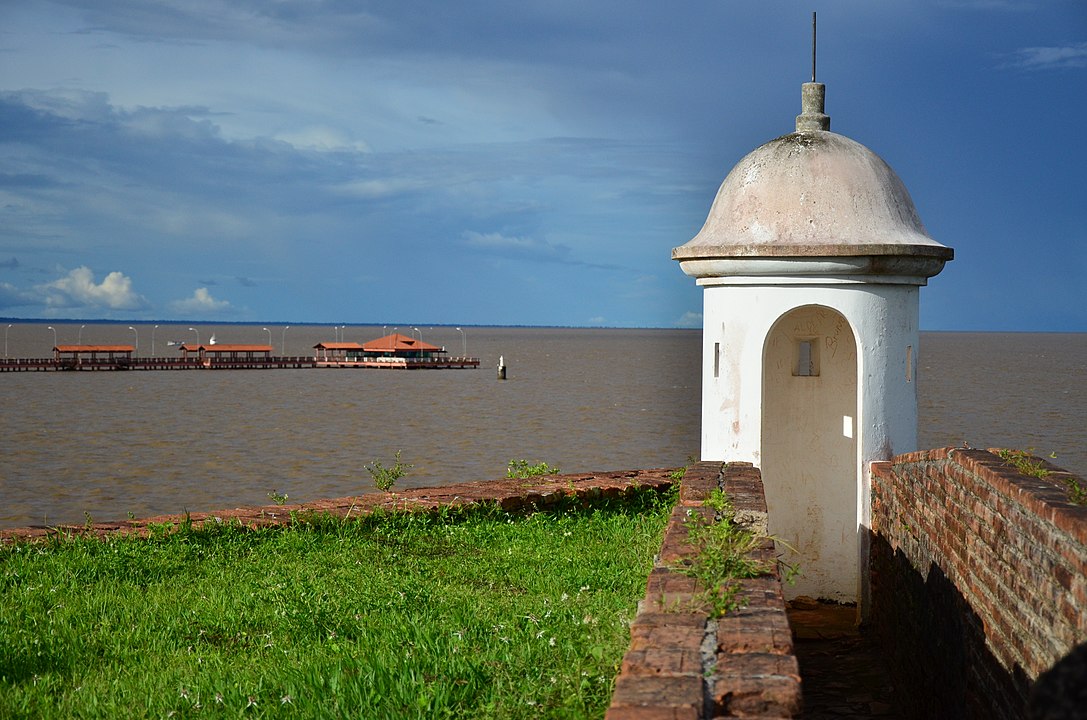 Os locais por onde a Linha do Equador passa têm temperaturas elevadas, chuvas volumosas e vegetação equatorial. 