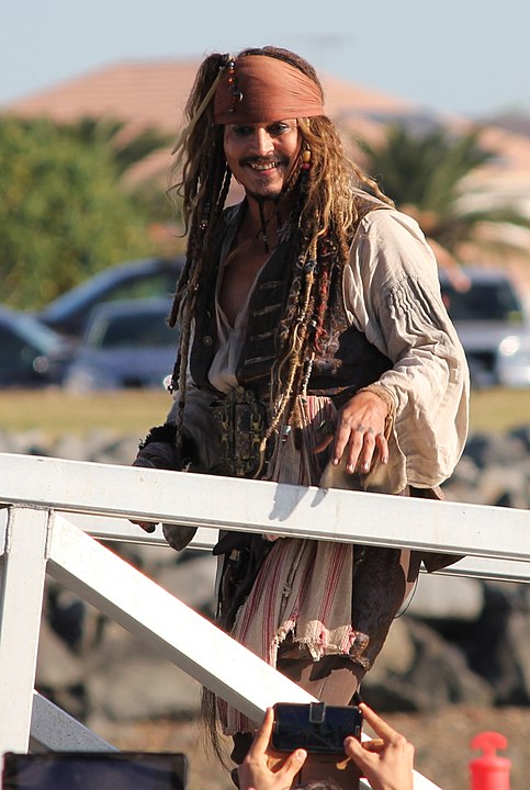 O filme fez sucesso estrondoso e valeu a Depp sua segunda indicação ao Oscar de Melhor Ator. Ele deu ao personagem uma personalidade tão própria que tornou-se um marco no cinema.