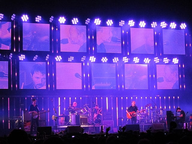 Por outro lado, as empresas de revenda secundária têm feito forte lobby contra a proposta, pois alegam que ela aumentaria os riscos de fraude.