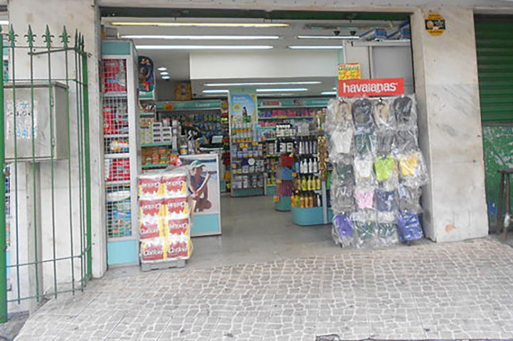 A lei obriga todas as farmácias a manterem um farmacêutico responsável, com formação comprovada, durante todo o tempo de funcionamento do estabelecimento.  