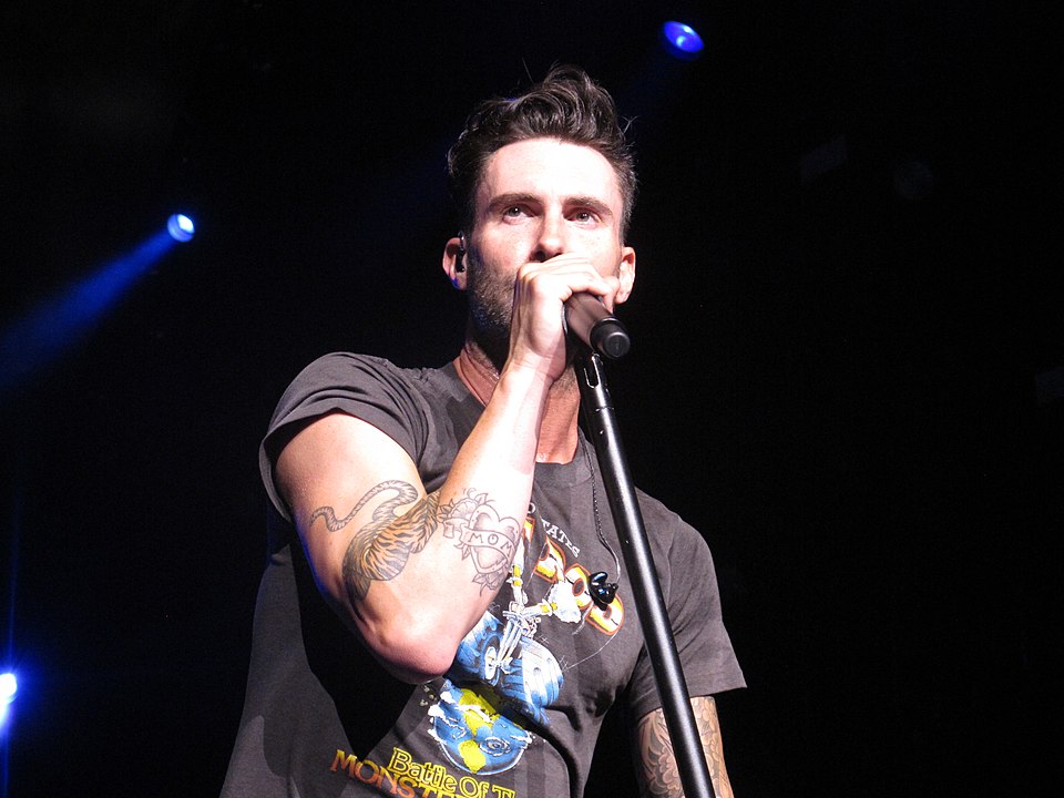 ADAM LEVINE - Músico americano, vocalista e guitarrista da banda Maroon 5. Nascido em 18/3/1979 em Los Angeles, na Califórnia. -karina 3094 wikimedia commons 