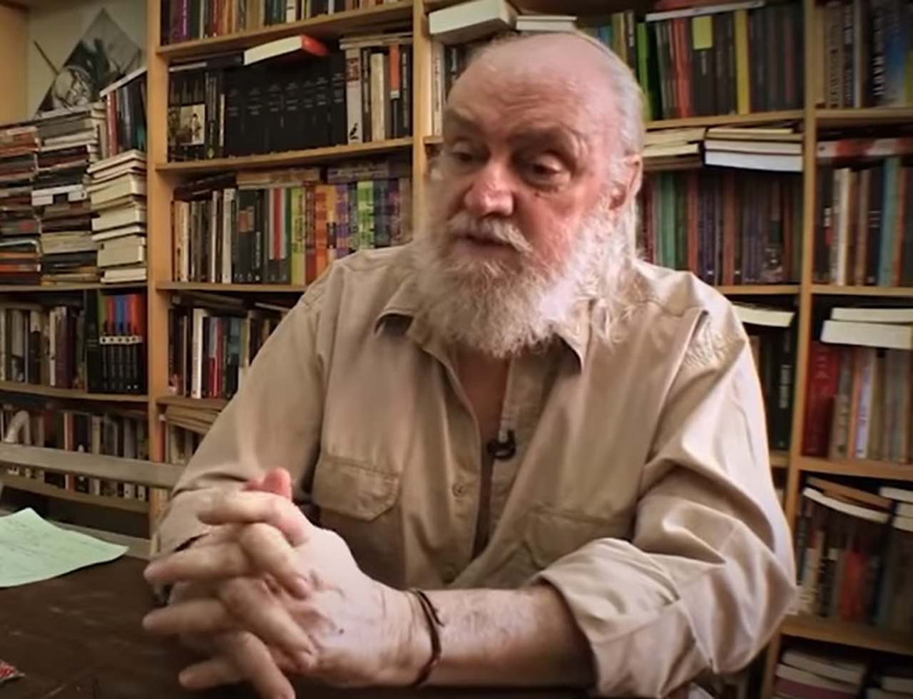 A literatura foi outra dimensão fundamental da trajetória de Aldir Blanc. Ele publicou livros de crônicas, contos e outros textos, entre eles “Rua dos Artistas e Arredores”, “Porta de Tinturaria”, “Brasil Passado a Sujo”, “Vila Isabel – Inventário de Infância” e “Um Cara Bacana na 19ª”. Também escreveu para jornais como “O Globo”, “O Estado de S. Paulo” e “O Dia”, consolidando-se como um cronista atento às particularidades da vida carioca. A identidade carioca esteve no centro de sua obra e de s