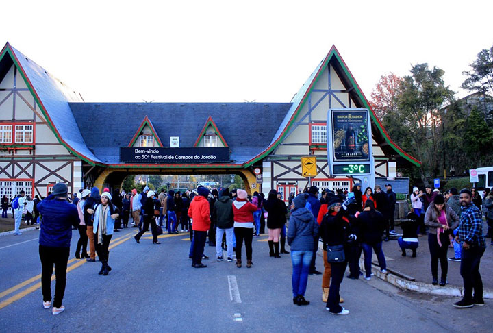  Campos do Jordão (SP) - Fica na Serra da Mantiqueira, a 1.628 metros de altitude. Um terço do município é composto pelas florestas de pinheiros do parque e pelas montanhas. A cidade tem 52 mil habitantes e recebe muitos turistas, que se encantam com a arquitetura em estilo suíço.