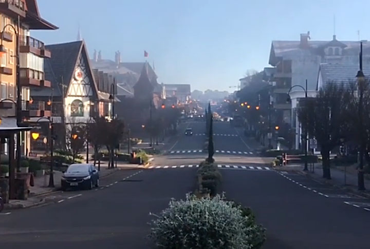  Canela (RS) - Fica na Serra Gaúcha. Tem como ponto forte o turismo. Com 45 mil habitantes, fica a 837 metros de altitude. Historicamente, sempre tem algum dia com temperatura abaixo de zero no inverno.