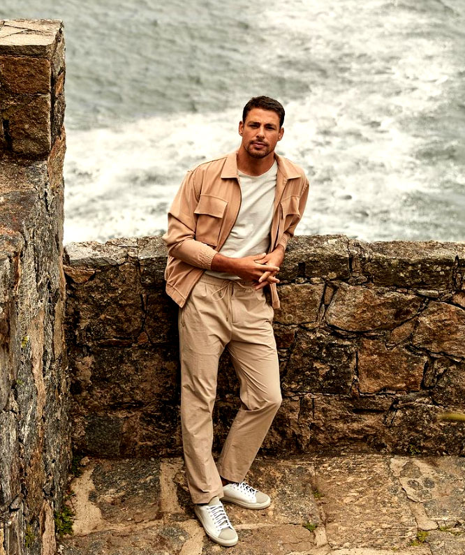 Cauã também estudou Psicologia, mas desistiu da faculdade para seguir a carreira de ator. Em 