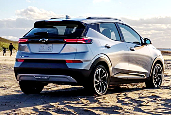 O Chevrolet Bolt já estava disponível no Brasil há algum tempo, mas foi o Bolt EUV, uma versão maior e mais equipada, que chegou mais recentemente, em 2023.