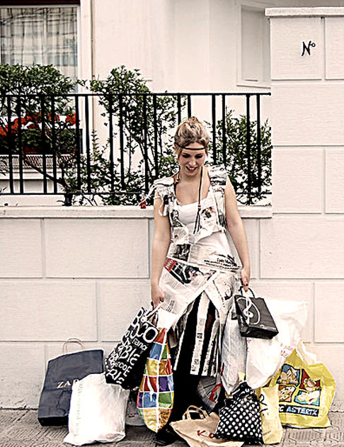 9) EXCESSO DE COMPRAS - Outro ato compulsivo comum é o consumo de produtos nas lojas. Muitas pessoas deprimidas ou ansiosas partem para as compras sem pensar nas consequências. E acabam ficando endividadas. -Izaskun Zalakain - Flickr