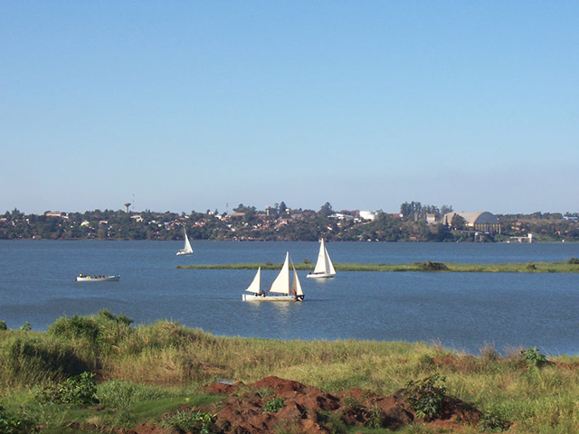 EncarnaciÃ³n Ã© um importante polo comercial e industrial e se liga Ã  cidade de Posadas, na Argentina, pela ponte rodoviÃ¡ria e ferroviÃ¡ria San Roque GonzÃ¡lez de Santa Cruz, sobre o rio ParanÃ¡. 