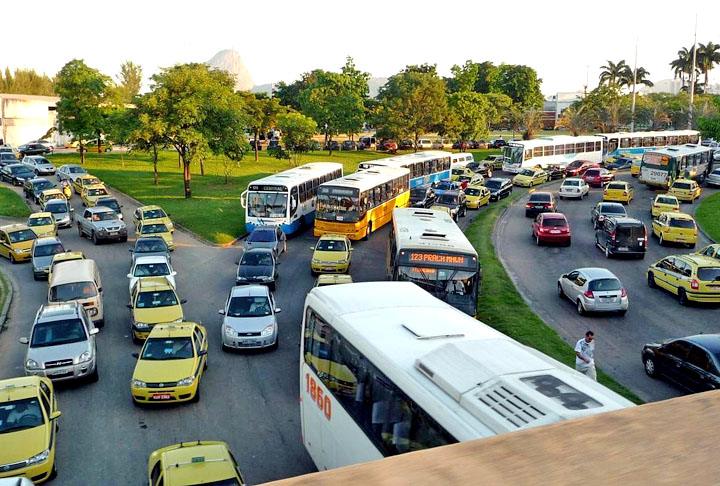 Ouça rádio no carro ou leia algo no ônibus durante os engarrafamentos, para atenuar a chateação. -Rafael Alvez - Flickr