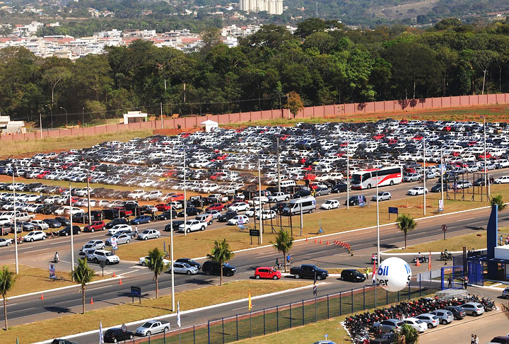 Vá ao shopping em dias e horários que permitam estacionar sem grande dificuldade. -Duda Bairros - Flickr