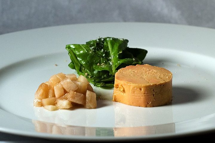 O foie gras é um dos produtos mais icônicos e controversos da gastronomia mundial, originário da França, onde detém o status de patrimônio cultural e gastronômico nacional. Sua origem remonta ao Egito Antigo, onde já se praticava a alimentação intensiva de aves, técnica que foi aperfeiçoada pelos romanos e, mais tarde, consolidada na região da Alsácia, na França.