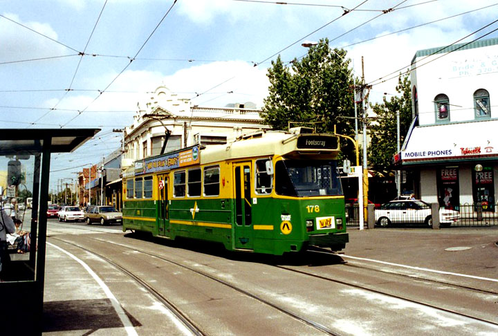 O 13º lugar é de Footscray, em Melbourne. O bairro australiano é bem cosmopolita, com muitos imigrantes. É jovem, pois a média da população é 33 anos. Tem vários restaurantes temáticos, pontes e parques. E fica próximo da roda-gigante da cidade. 