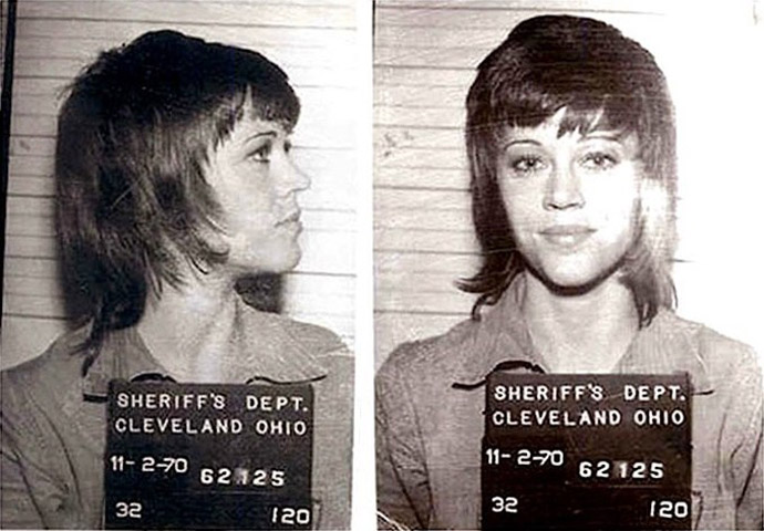 Jane Fonda:  A atriz norte-americana foi presa diversas vezes em 2019 durante protestos contra as mudanças climáticas, em Washington. Décadas antes, em 1970, já havia sido detida em um aeroporto de Cleveland, acusada de posse de drogas e agressão a um policial. As acusações acabaram retiradas.