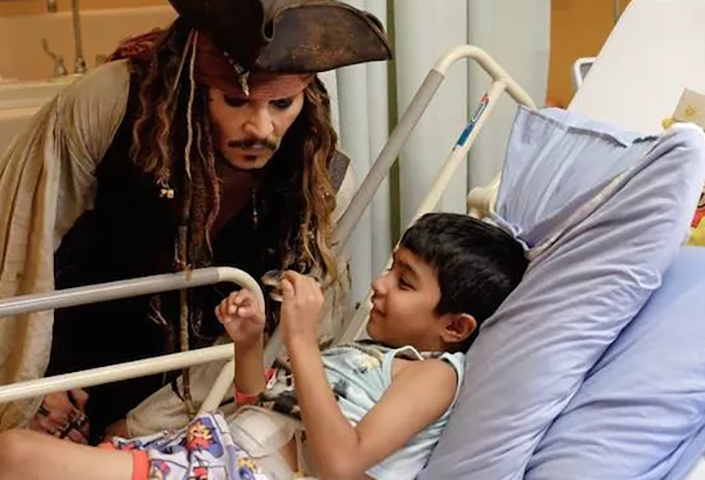 Tido como um dos atores mais simpáticos com o público, Depp também costuma se vestir de Jack Sparrow para visitar pacientes em hospitais, em ações solidárias, conforme informamos no começo desta galeria. 