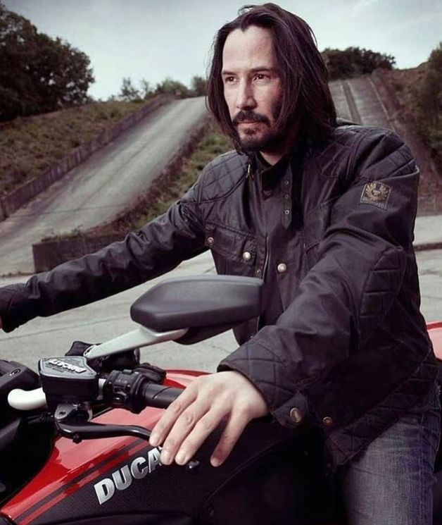 Keanu Reeves – O ator que faz sucesso nas franquias Matrix e John Wick tem não apenas motos , mas também uma fábrica: Arch Motorcycle Company. E projetou sua própria moto. Ele também guarda, entre outras, uma moto Norton Commando 850 Mark 2A, modelo 1973, e uma Ducati 996 do filme "Matrix Reloaded".