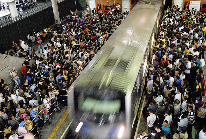 Sempre que tiver chance, faça uma caminhada para esperar um horário de menor movimento no transporte público, evitando plataformas lotadas. -Ricardo Bastos - Flickr