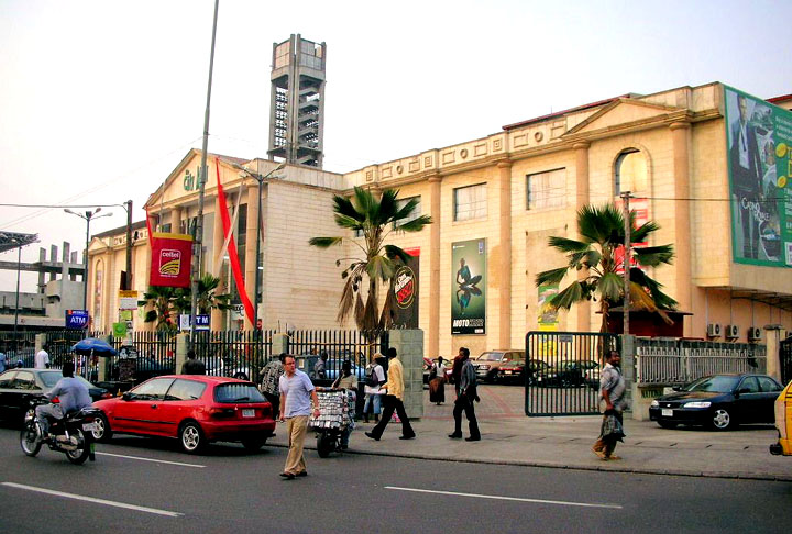 O terceiro lugar é de Onikan, que fica em Lagos, maior cidade da Nigéria. Lá, tem uma peculiaridade: o Laboratório Tribo XX, área dedicada para as mulheres trabalharem e terem reuniões de emprego. Tem um Museu Nacional e o tradicional arroz jollof. 