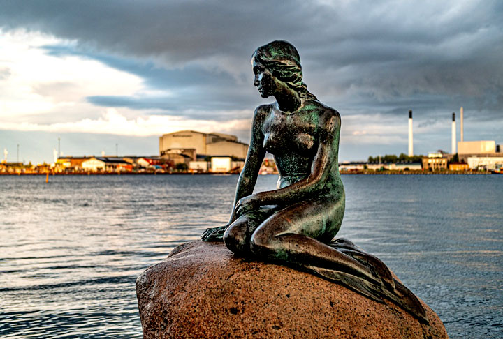 Mas a principal escultura de sereia estÃ¡ em Copenhague, na Dinamarca. Ã? a  pequenina, charmosa e famosÃ­ssima Pequena Sereia, no Porto de Copenhague.  Inspirada no conto homÃŽnimo de Hans Christian Andersen, tornou-se sÃ­mbolo da cidade.
