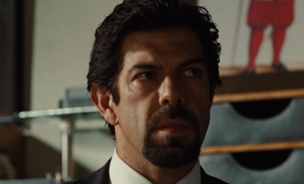 <p>Pierfrancesco Favino – Italiano – Interpreta o Comandante Olivetti. </p>
