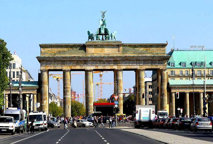 PORTÃO DE BRANDENBURGO – BERLIM,  ALEMANHA - Um dos marcos mais famosos do país, construído em 1791 O pórtico possui estilo neoclássico, inspirado na arquitetura grega antiga. Sua função inicial era demarcar a entrada da cidade de Berlim.
