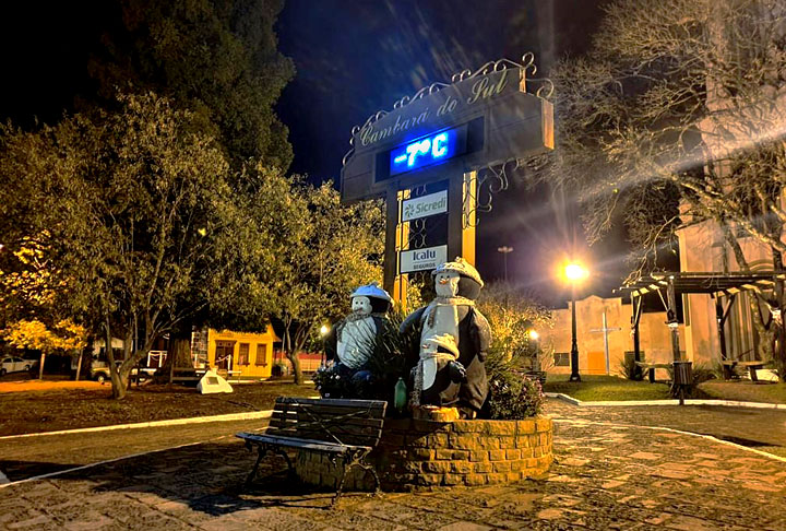  Quaraí (RS) - A cidade gaúcha fica a 112 metros de altitude, na fronteira com o Uruguai. Tem 24 mil habitantes. A temperatura média é de 19ºC e os termômetros atingem em média 5ºC. Mas, nos dias mais frios, as temperaturas são abaixo de zero. 