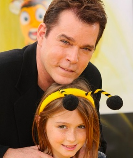 Karsen Liotta nasceu em 1998 e, quando a filha se graduou, Ray postou uma foto antiga, perguntando com bom humor: "Por que elas não continuam assim (crianças)?"