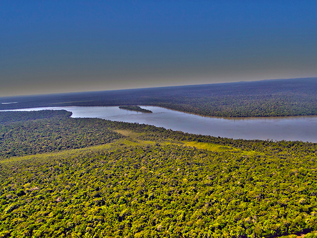 2º - Rio Paraná – Via fluvial que surge da convergência de dois rios: Grande e Paranaíba. Com seus 3.942 km de extensão, percorre o Mato Grosso do Sul, Minas Gerais, Paraná e São Paulo. Também delimita a fronteira da Argentina com o Paraguai e do Brasil com o Paraguai. 