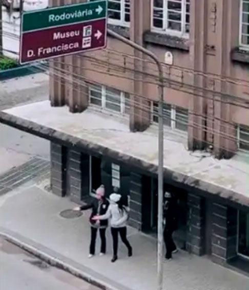  SÃ£o Bento do Sul (SC) - Com 85 mil habitantes, fica a 838 metros de altitude. A 250 km da capital FlorianÃ³polis, atrai pela arquitetura da colonizaÃ§Ã£o alemÃ£ e pelo frio, que chega a ficar abaixo de zero no inverno.