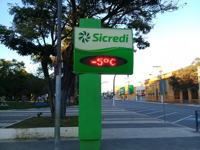 São Gabriel (RS) - A 320 km de Porto Alegre, a cidade fica a apenas 114 m de altitude, mas recebe ventos gelados: o minuano, de origem polar, e o pampeiro, do Pampa argentino. O inverno registra geadas frequentes. Tem 62 mil habitantes.