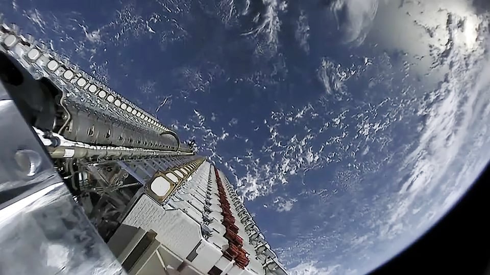Os satélites foram lançados da base espacial de Cabo Canaveral, na Flórida, nos EUA, em outubro de 2022. Os aparelhos têm a função de fornecer internet a áreas mais remotas e até de ajudar a Ucrânia na guerra contra a Rússia.-Official SpaceX Photos - Starlink Mission wikimedia commons 