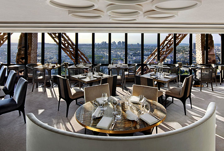 A torre oscila até sete centímetros com o vento forte.
A torre tem cinco elevadores. Um deles leva ao restaurante Jules Verne (foto).