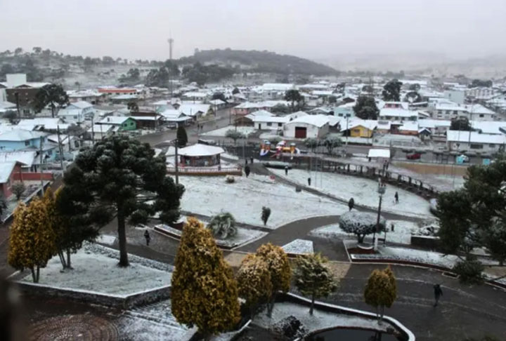 Urupema (SC) - Fica a 1.425 metros de altitude. Tem 2.500 habitantes. Costuma registrar as temperaturas mais baixas do Brasil. É uma referência para quem curte um ventinho gelado, geada e neve pra pisar. 