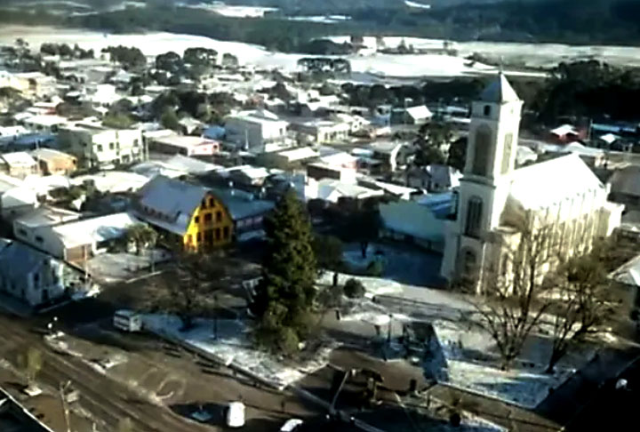  Vacaria (RS) - Fica a 971 metros de altitude e possui 66 mil habitantes. Conhecida como “Porteira do Rio Grande”, é o maior produtor de maçãs no Brasil. Em dias amenos, a temperatura média local é de 16ºC, e nos dias frios atinge -6,5 ºC.
